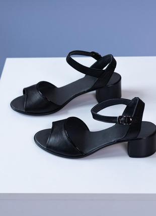 Женские черные босоножки на невысоком каблуке2 фото