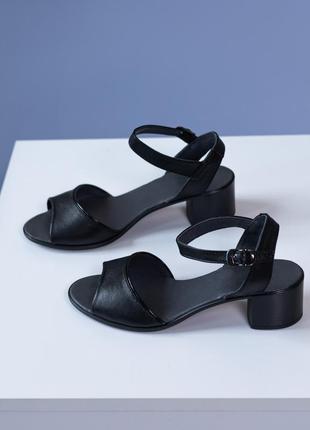 Женские черные босоножки на невысоком каблуке3 фото