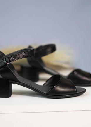 Женские черные босоножки на невысоком каблуке8 фото