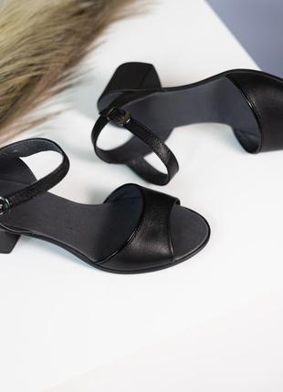 Женские черные босоножки на невысоком каблуке7 фото