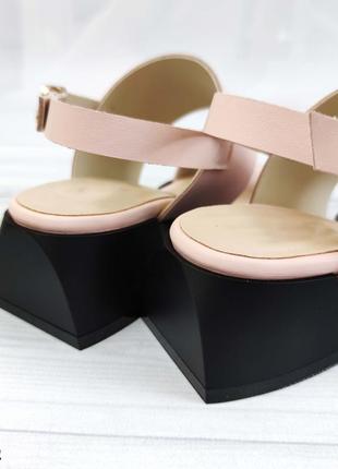 Розовые кожаные босоножки на небольшом каблуке2 фото