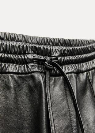 Кожаные брюки zw collection с акцентированными строчками9 фото