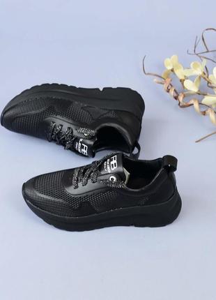 Женские черные кроссовки с тиснением1 фото