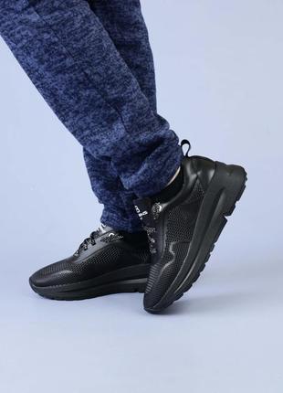 Жіночі чорні кросівки з тисненням6 фото