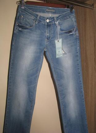 Новые стрейчевые прямые джинсы lacarino. 27 р.1 фото