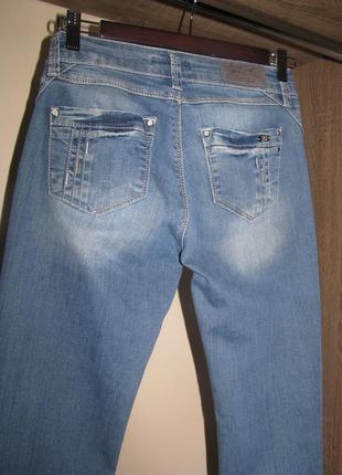 Новые стрейчевые прямые джинсы lacarino. 27 р.2 фото
