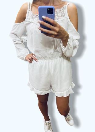 Белый воздушный ромпер шорты с открытыми плечами и длинным рукавом2 фото