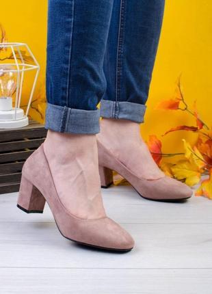 Стильні білі замшеві туфлі на широкому зручному стійкому каблуці модні