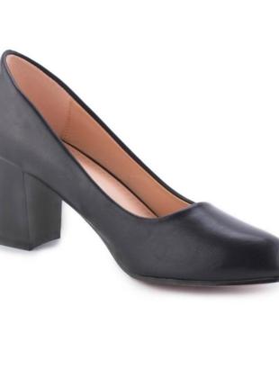 Стильные черные классические туфли на широком устойчивом каблуке модные4 фото