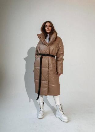 Довга жіноча зимова куртка - пуховик nika з екошкіри класу lux на силіконі 200 без капюшона бежевого кольору4 фото