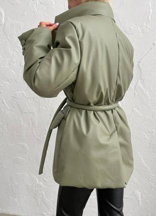 Зимова та демісезонна куртка  kytyur з екошкіри на силіконі оливкового кольору2 фото