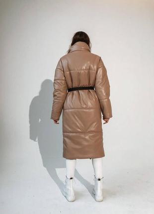 Довга жіноча зимова куртка - пуховик nika з екошкіри класу lux на силіконі 200 без капюшона бежевого кольору2 фото