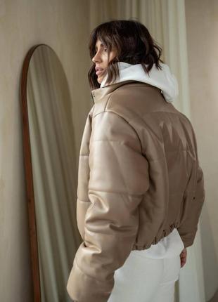Стильна укорочена «дута» куртка - бомбер bomb з екошкіри lux якості колір капучино4 фото