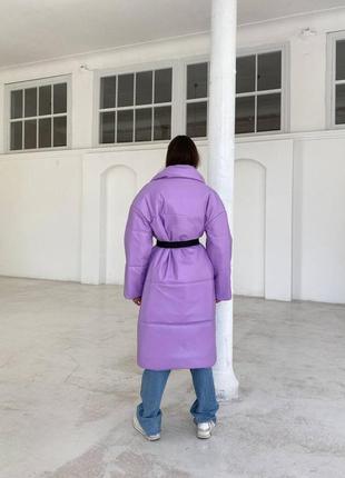 Довга жіноча зимова куртка - пуховик nika з екошкіри класу lux на силіконі 200 без капюшона колір лаванда4 фото