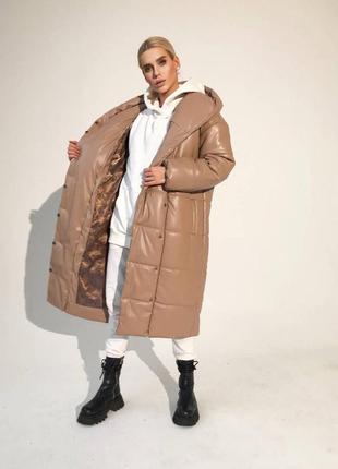 Довга жіноча зимова куртка - пуховик zefir з екошкіри класу lux на силіконі 200 з капюшоном бежевого кольору3 фото