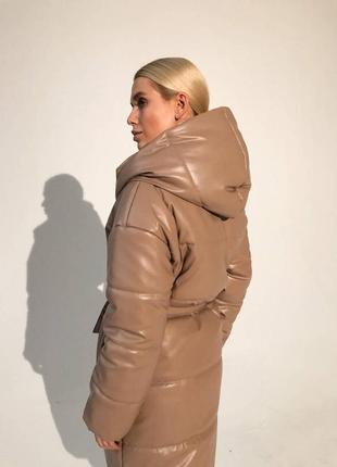 Довга жіноча зимова куртка - пуховик zefir з екошкіри класу lux на силіконі 200 з капюшоном бежевого кольору4 фото