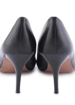 Стильні чорні класичні туфлі човники на шпильці модні5 фото