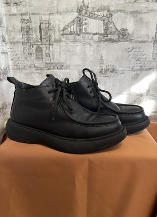 Чорні шкіряні короткі ботинки на замочку на хутрі1 фото