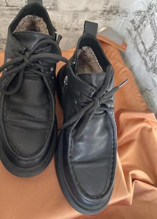 Чорні шкіряні короткі ботинки на замочку на хутрі2 фото