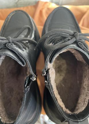 Чорні шкіряні короткі ботинки на замочку на хутрі5 фото