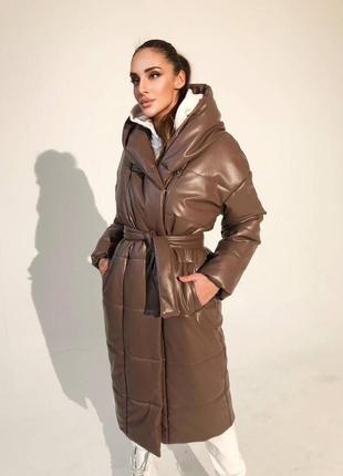 Довга жіноча зимова куртка - пуховик zefir з екошкіри класу lux на силіконі 200 з капюшоном колір капучино1 фото