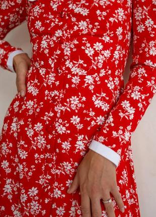 Чарівна жіноча сукня emma довжини міні у квітковий принт з білим комірцем червоного кольору6 фото