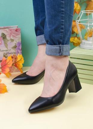 Стильні чорні класичні туфлі човники на широкому стійкому каблуці