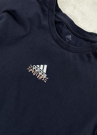Adidas: футболка з унікальними принтами та вишитим логотипом - ваш стиль, ваша історія7 фото