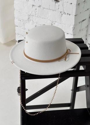 Шляпа канотье с декором (цепочкой, пирсингом, булавкой) boater cristal белая1 фото
