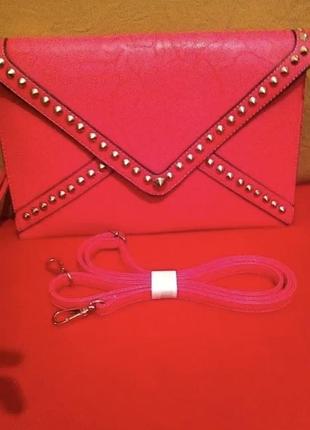 Стильная вместительная сумка клатч малинового цвета в шипах 2 в 1