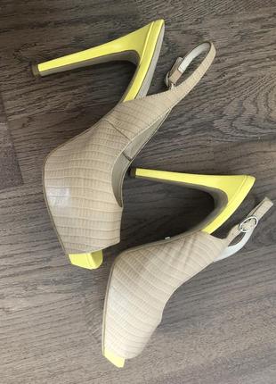 Босоніжки attizzare у відмінному стані