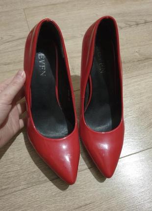 Туфлі лодочки червоні лакові босоніжки