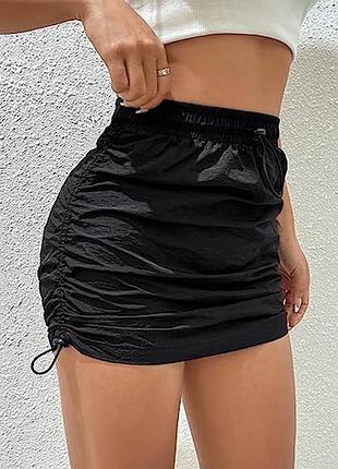 Трендова міні спідниця з затяжками по боках і високою талією на кулісці