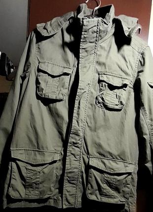 Демисезонная куртка, ветровка типа китель с капюшоном.