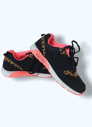 Яркие кроссовки