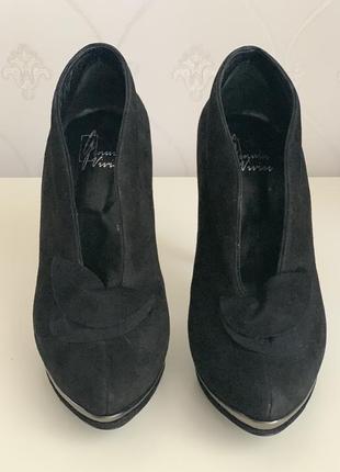 Нарядные замшевые ботильоны на высоком каблуке