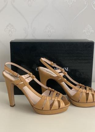 Елегантні босоніжки на високому каблуці