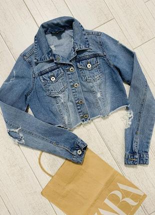 Стильна укорочена джинсова куртка з рваними елементами в розмірі xxs-xs1 фото