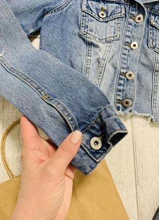 Стильна укорочена джинсова куртка з рваними елементами в розмірі xxs-xs2 фото