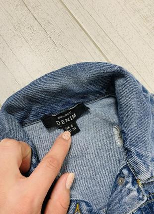 Стильна укорочена джинсова куртка з рваними елементами в розмірі xxs-xs4 фото