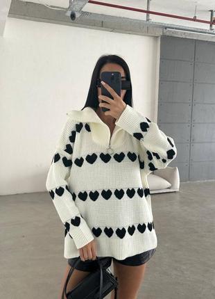 Женский свитер удлиненный на застежке с черными сердцами стильный5 фото