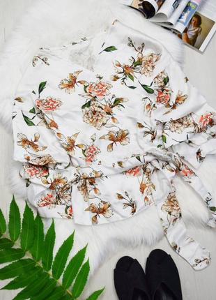 Атласна блуза квіткова на запах рукава буфи