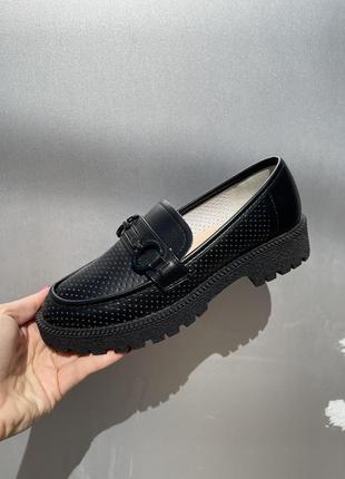 Стильні жіночі туфлі лофери перфорація
