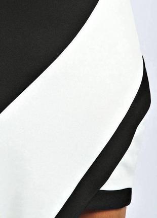 Асимметричное монохромное платье по фигуре boohoo с белой сеточкой на груди3 фото