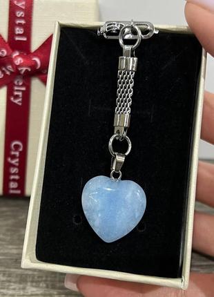 Натуральный камень голубой аквамарин кулон в форме сердечка на брелке - подарок девушке в коробочке