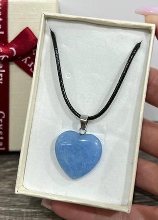 Натуральний камінь блакитний аквамарин кулон у формі сердечка на шнурку - оригінальний подарунок дівчині в коробочці