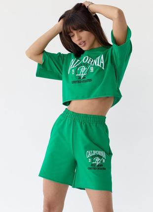 Костюм с шортами и футболкой украшен вышивкой california - зеленый цвет, l (есть размеры)2 фото