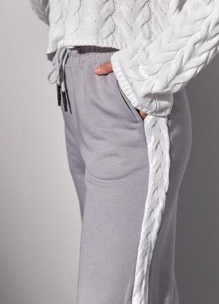 Костюм-двойка с вязаной кофтой в косички и трикотажными штанами - светло-серый цвет, m (есть размеры)5 фото