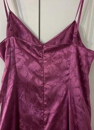 Сукня міді святкова атласна на запах на бретелях в білизняному стилі рожева3 фото