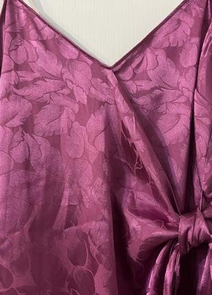 Сукня міді святкова атласна на запах на бретелях в білизняному стилі рожева4 фото